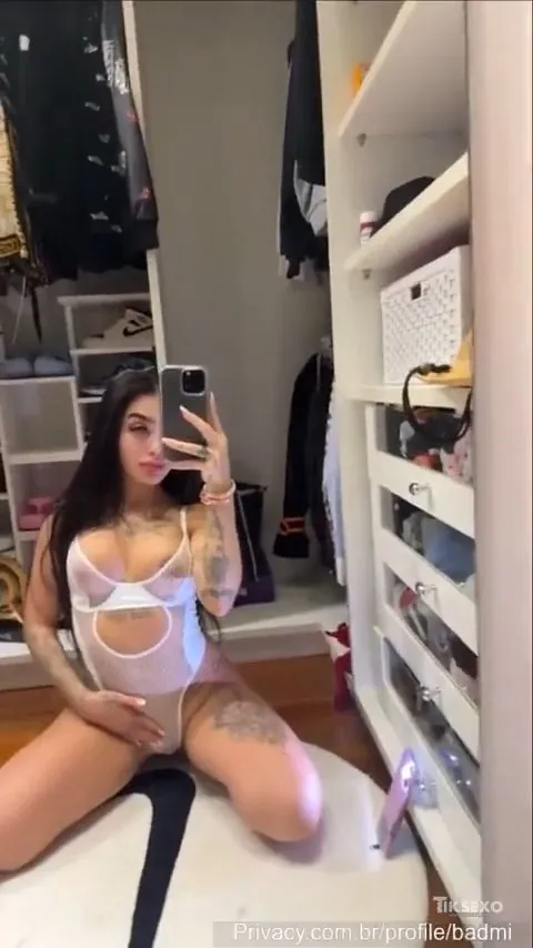 Erome Badmi gostosa pelada no quarto - Mc Mirella