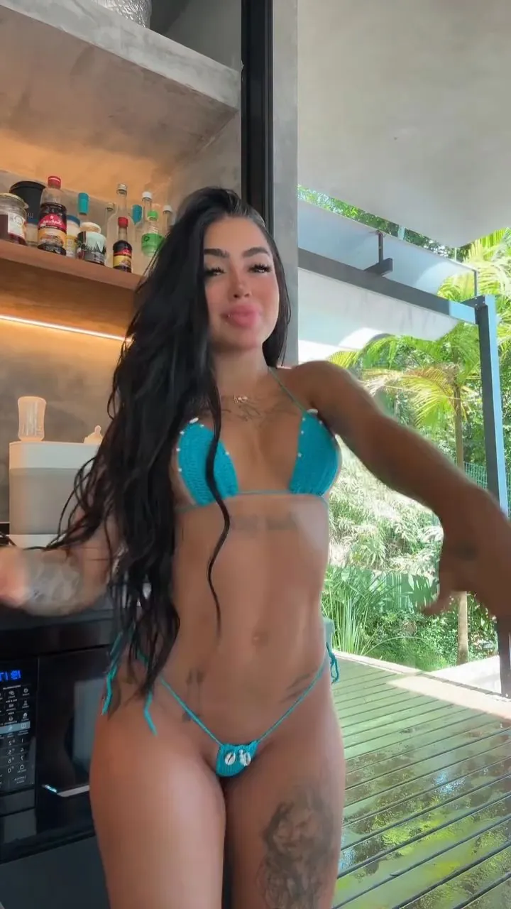 Mc Mirella Marcando a buceta de calcinha vazou na net