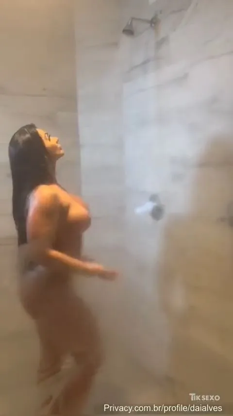 Daiane Alves safada tomando banho nua