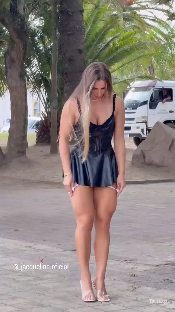 Jacqueline Darley tirando a calcinha no meio da rua