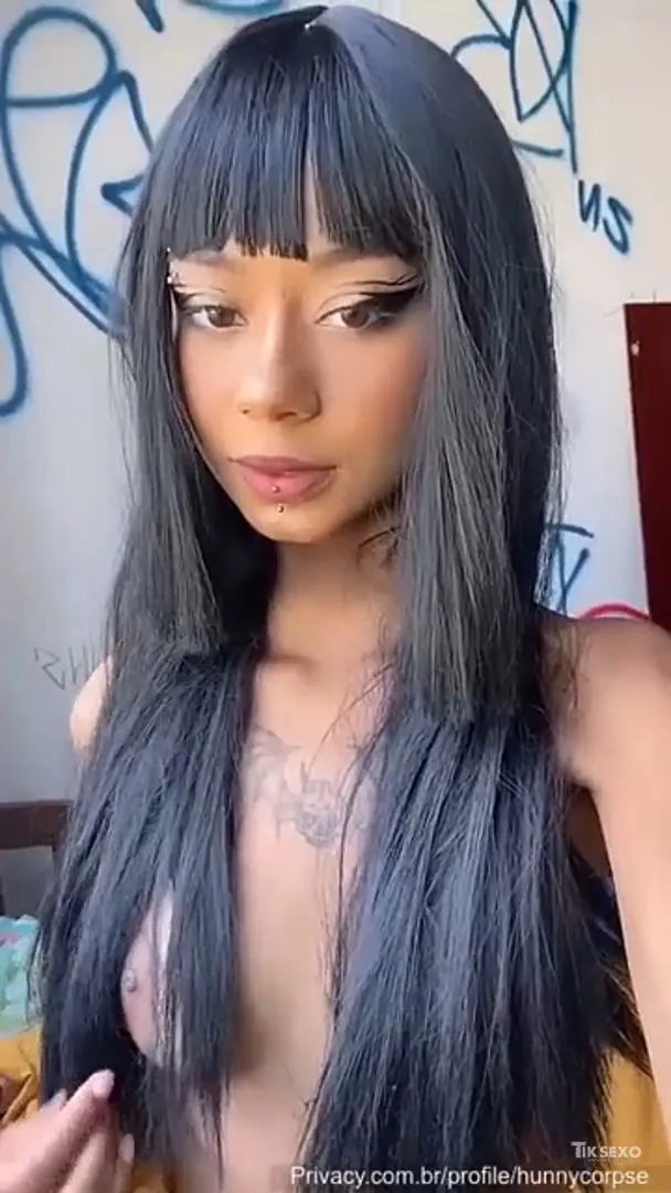 Hunny Corpse, Novinha gótica safada e excitada - Vênus Waifu