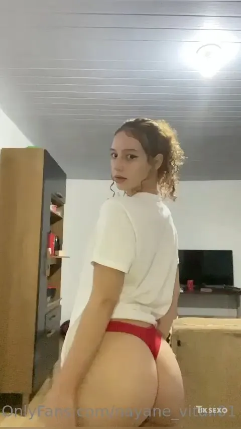 Ruivinha amadora mostrando a calcinha vermelha - Nayane Luiza