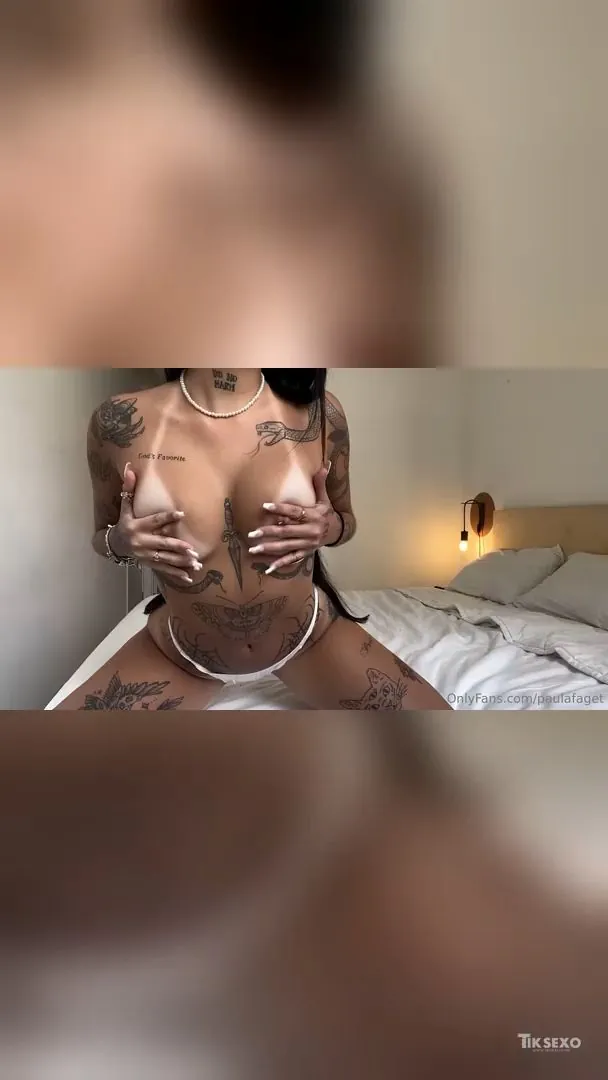 Paula Faget pelada mostrando corpo nu tatuado