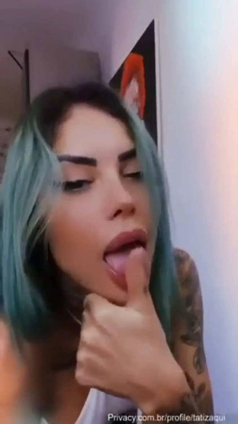 Tati Zaqui rebolando peladinha no Privacy