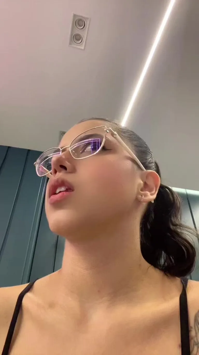 Universitária ninfeta de lingerie rebolando sem calcinha - Anny413
