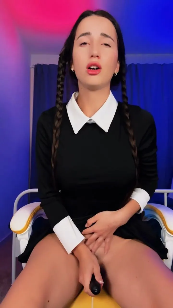 Wandinha nua se masturbando