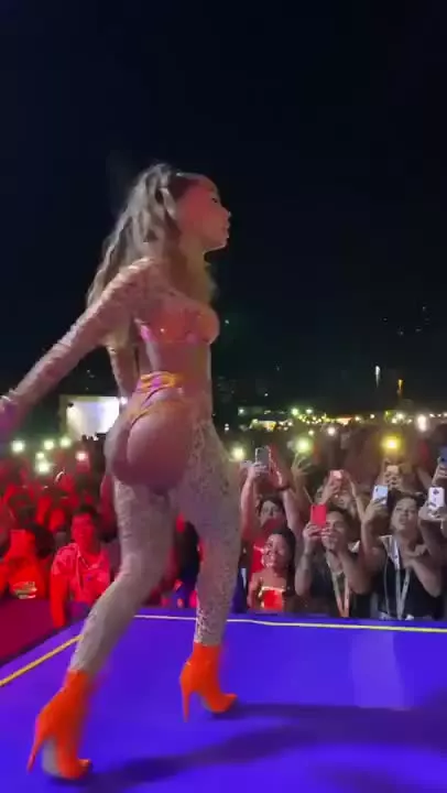 Anitta rabuda balançando sua bunda perfeita