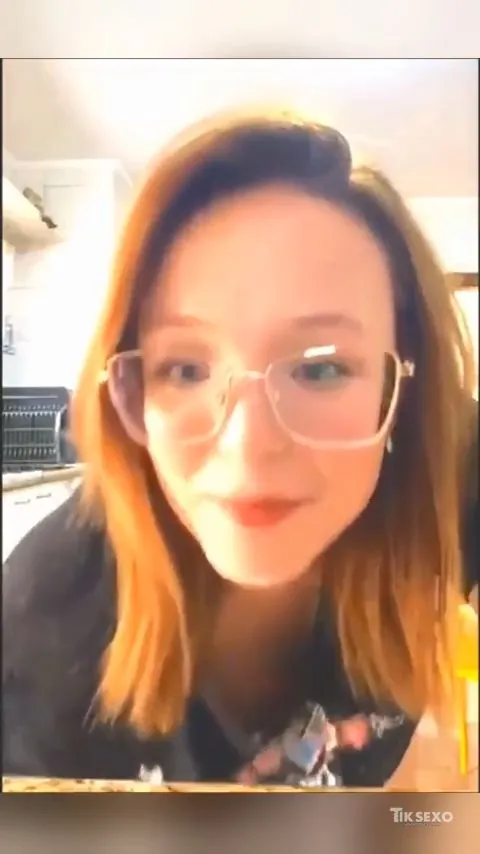 Larissa Manoela pagou peitinho - Famosinhas TOP