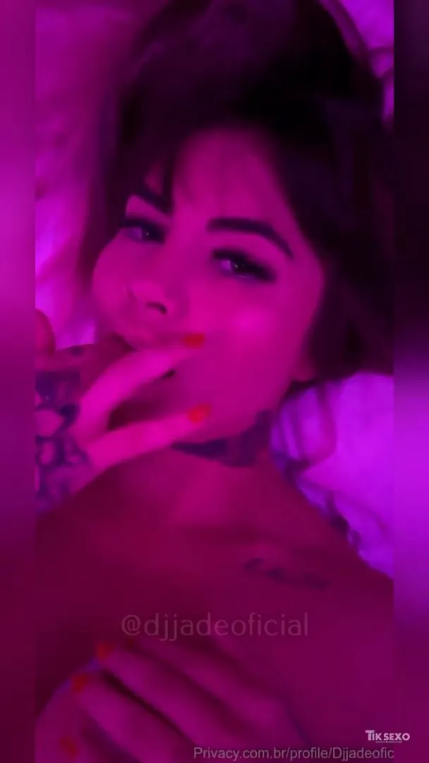 Dedilhando a buceta, siririca bem devagar - Dj Jade