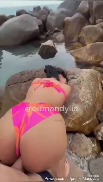 Gordinha delicia dando a buceta na praia — Mandy Lia
