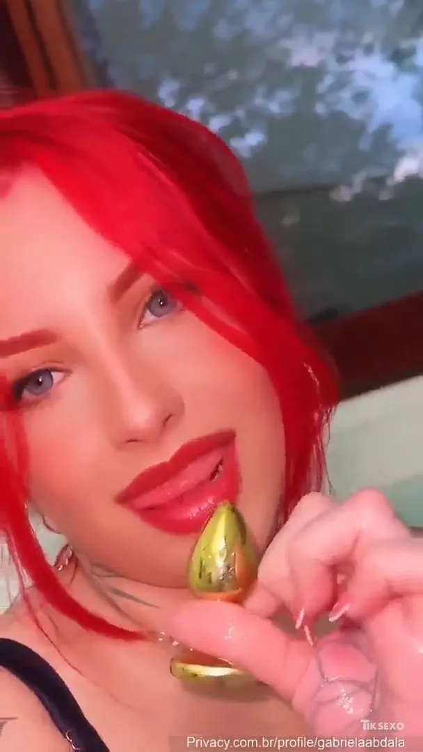 Gabriela Abdala enfiou um Plug Anal no cu virgem