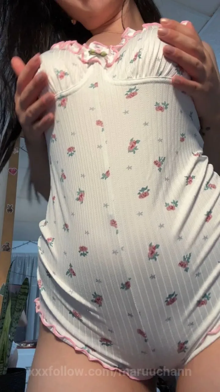Vídeo de uma novinha sozinha no quarto de pijama - Ninfeta VIP