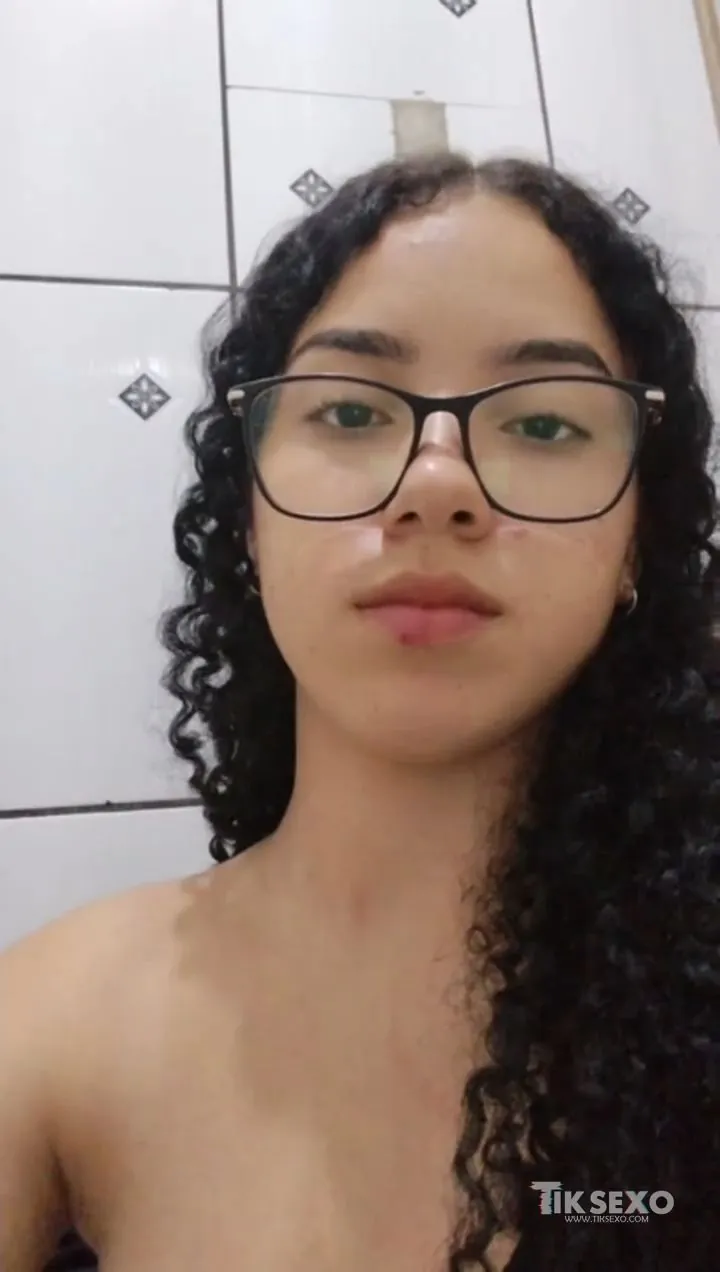 Novinha vazou na net mandando nudes do banheiro - Ninfeta VIP