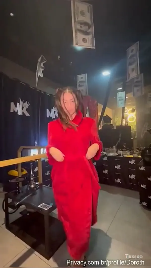Rebolando no Baile Funk de Calcinha – Mc Pipokinha