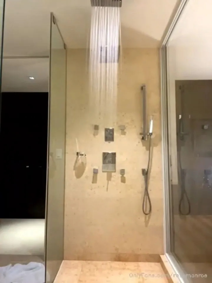Coroa safada tomando banho pelada - Sexprime