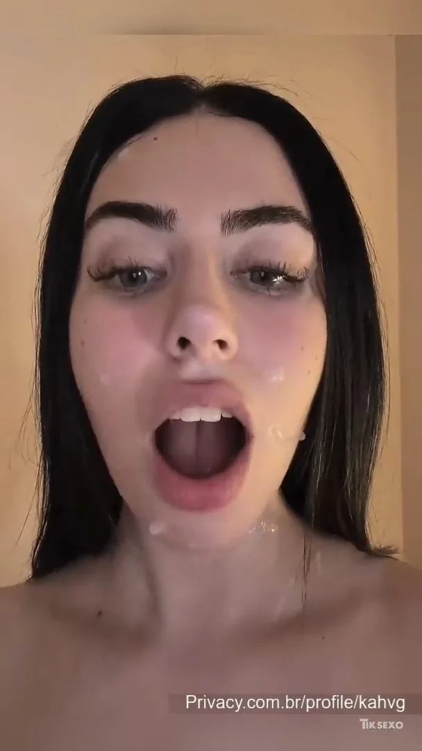 Gostosa safada com cara toda melada de porra - Karina Veiga