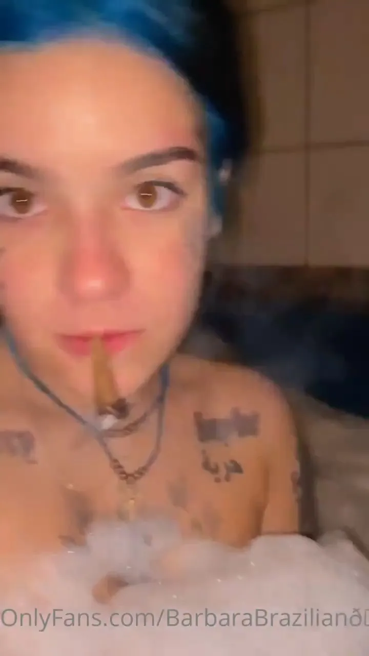 Barbara Brazilian pelada fumando maconha e se exibindo