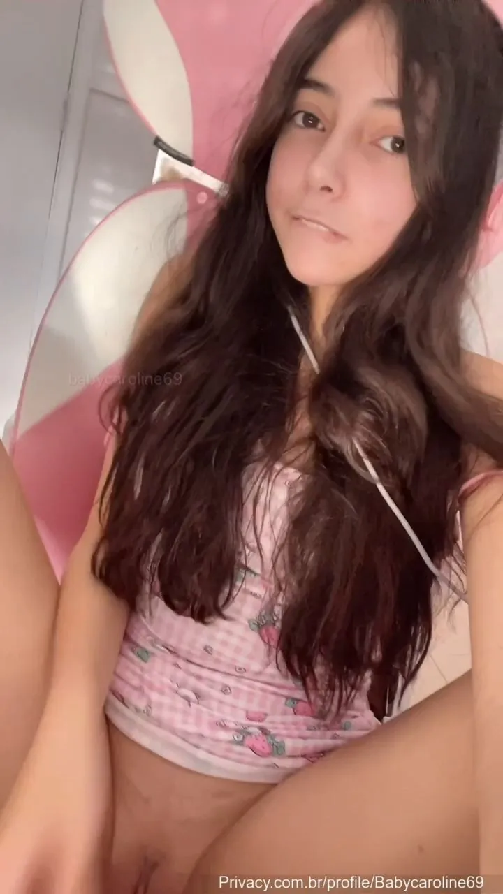 Baby Caroline pelada mostrando a buceta no privacy - Caroline Lopes