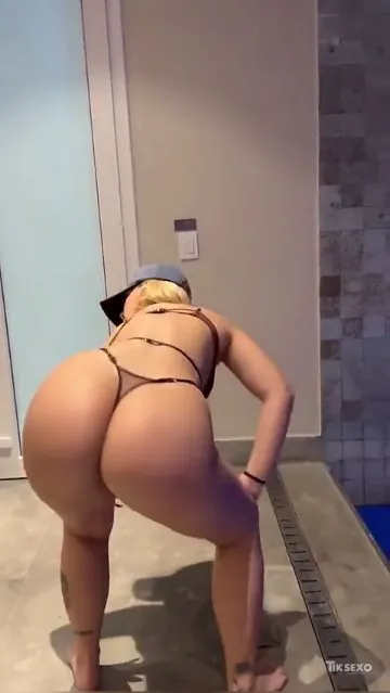 Rebolando gostoso de fio dental no rabo — Sarah Estanislau