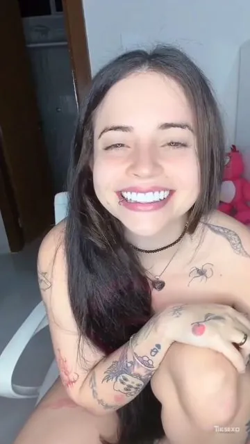 Xehli G batendo um papo de topless — Xehli G