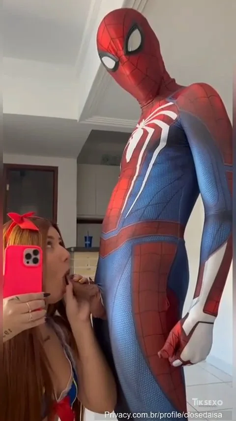 Isadora Albuquerque mamando homem aranha