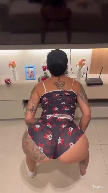 DJ Nathi Rebolando de shortinho enfiado no rabo — DJ Nathi
